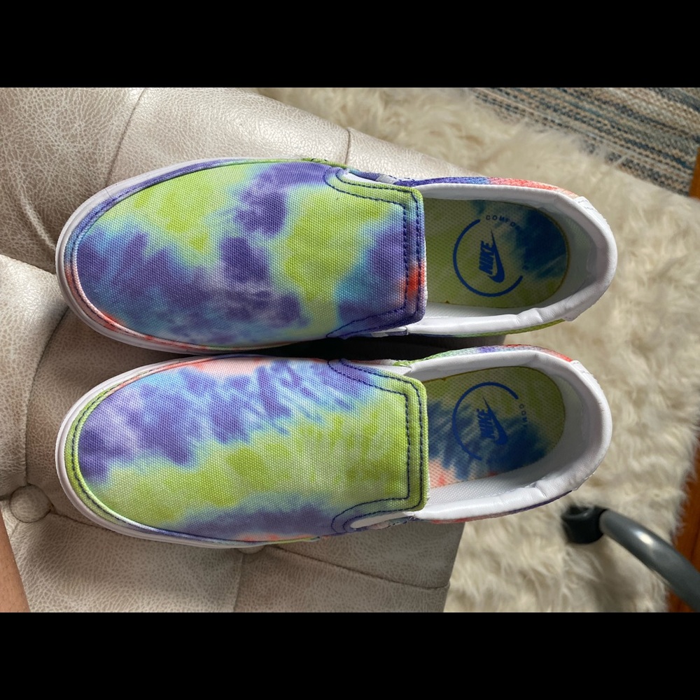 NWOT Nike slip on sneakers